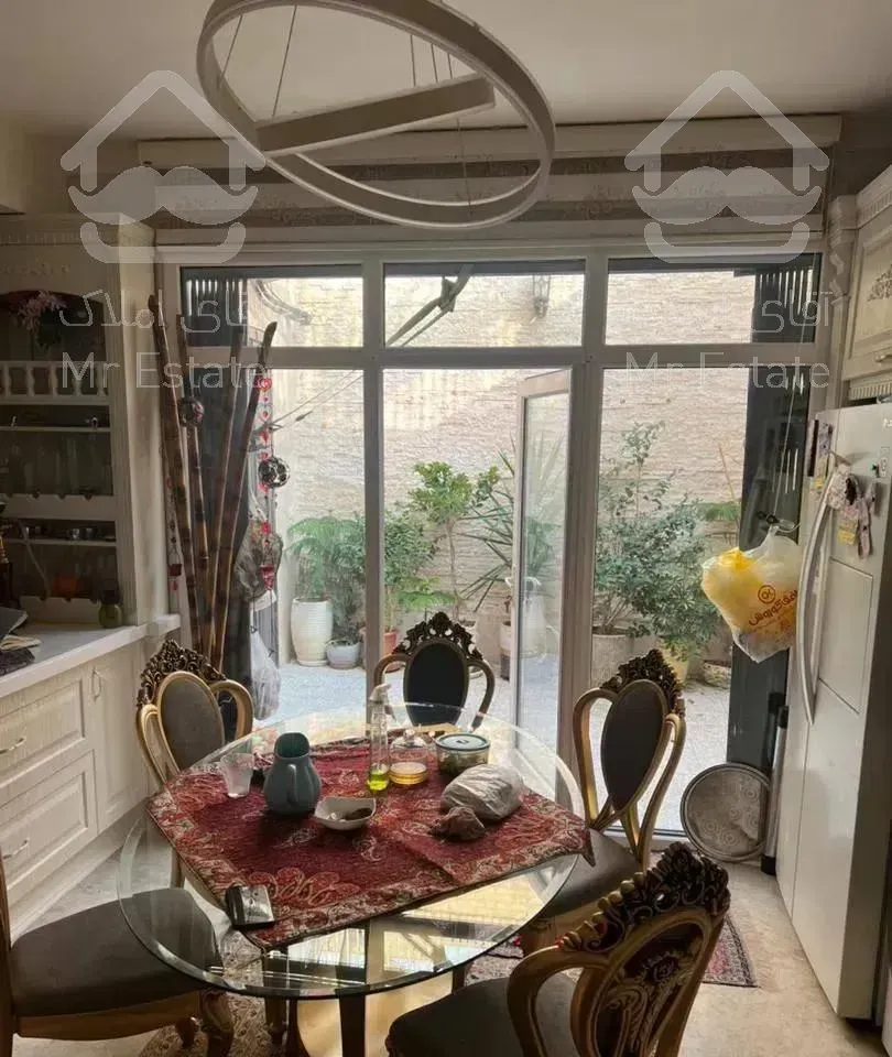 به همراه حیاط شخصی و کاملا بازسازی شده