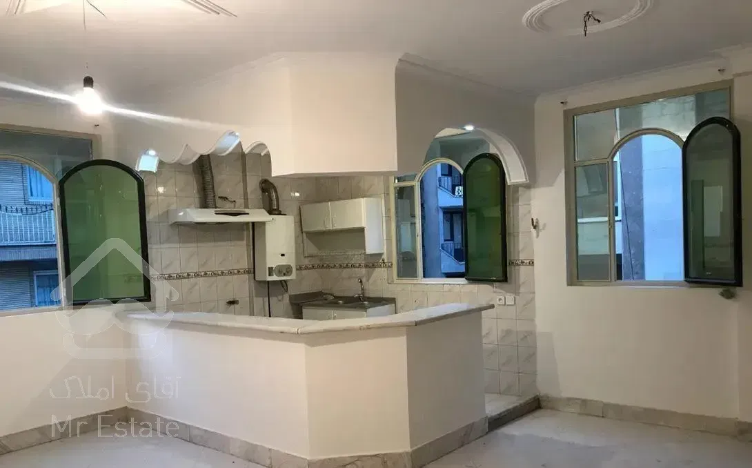 ۵۳ متری غرق در نور با پارکینگ