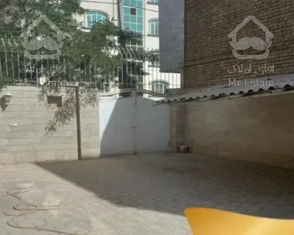 آپارتمان با حیاط و راه مجزا