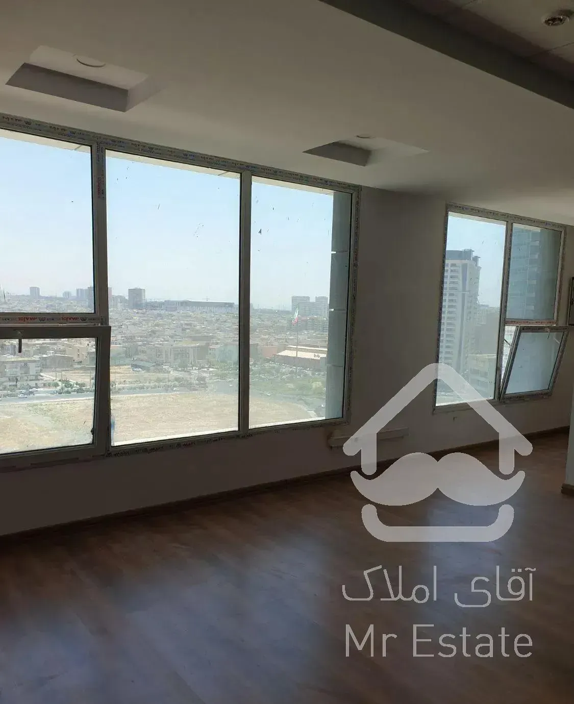 واحد اداری شیک با ویو دریاچه