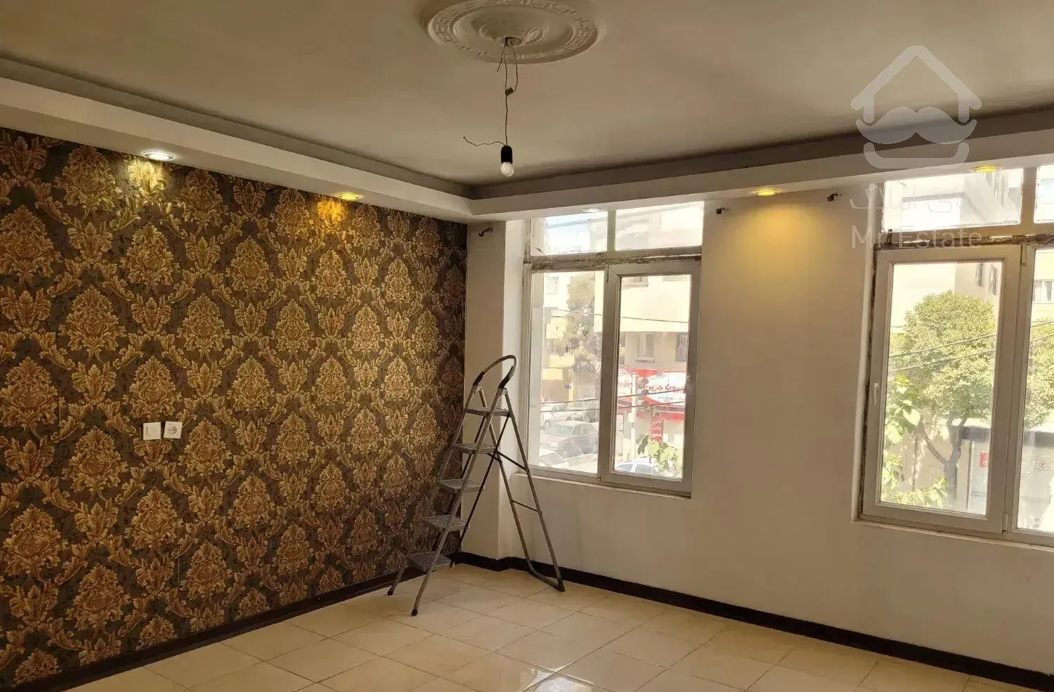 ساختمان در دو طبقه میباشد