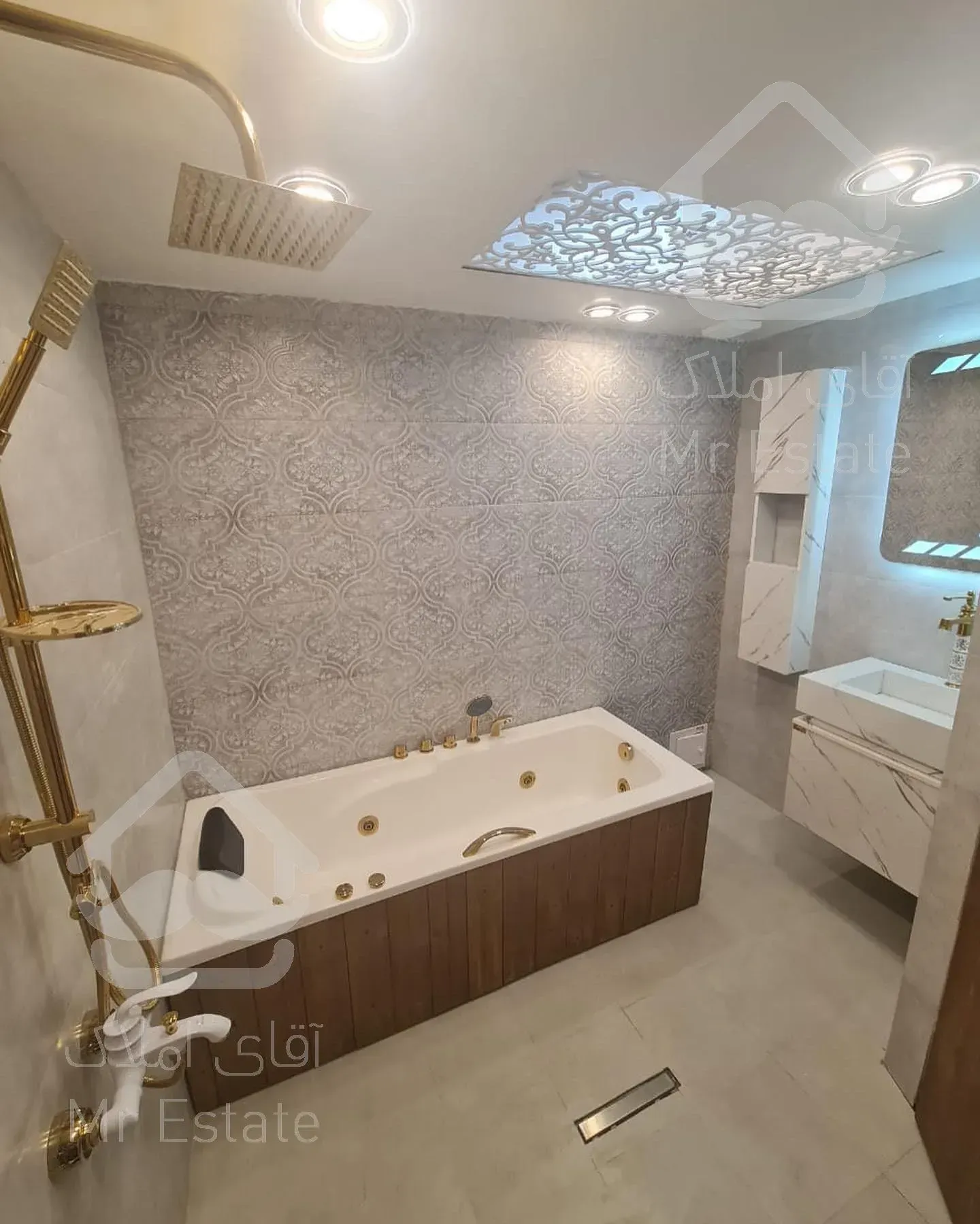 آپارتمان ۱۳۶متری/حوالی میدان کاج