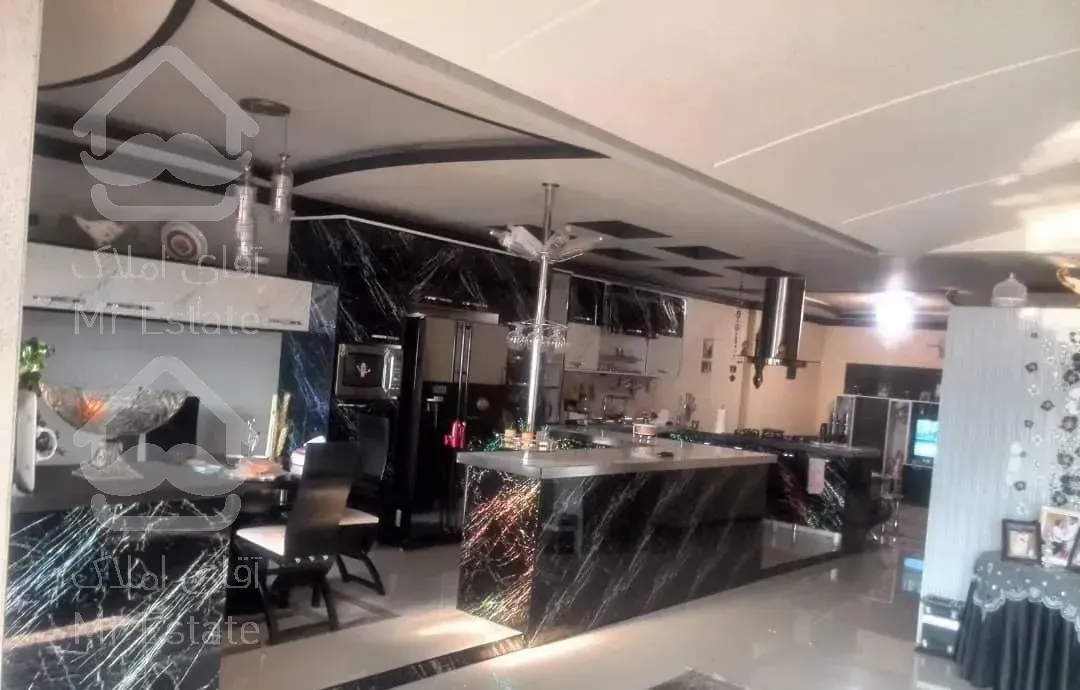 ۲۰۵ متر شمال کاخ