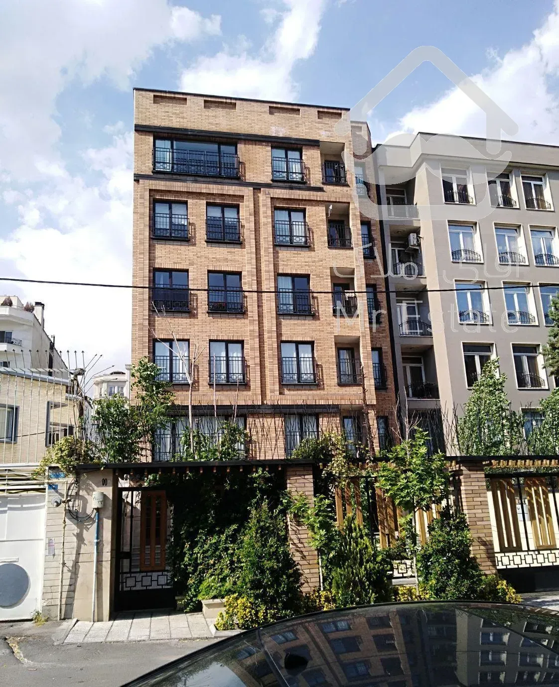 شریعتی 185 مترو کم واحدی... حیاط خلوت