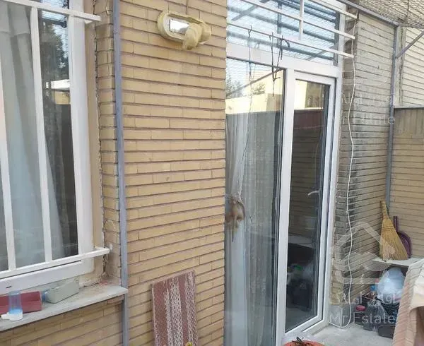 متراژ هشتاد متر سیزده متر بالکن دارد