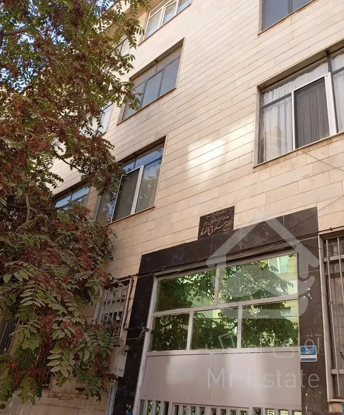 85متر پارکینک و انباری بزرگ نقاشی شده