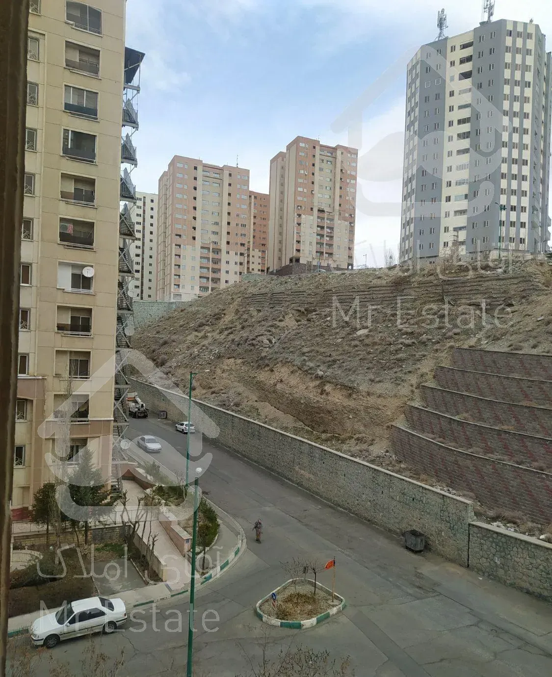 93 متر سعادت اباد