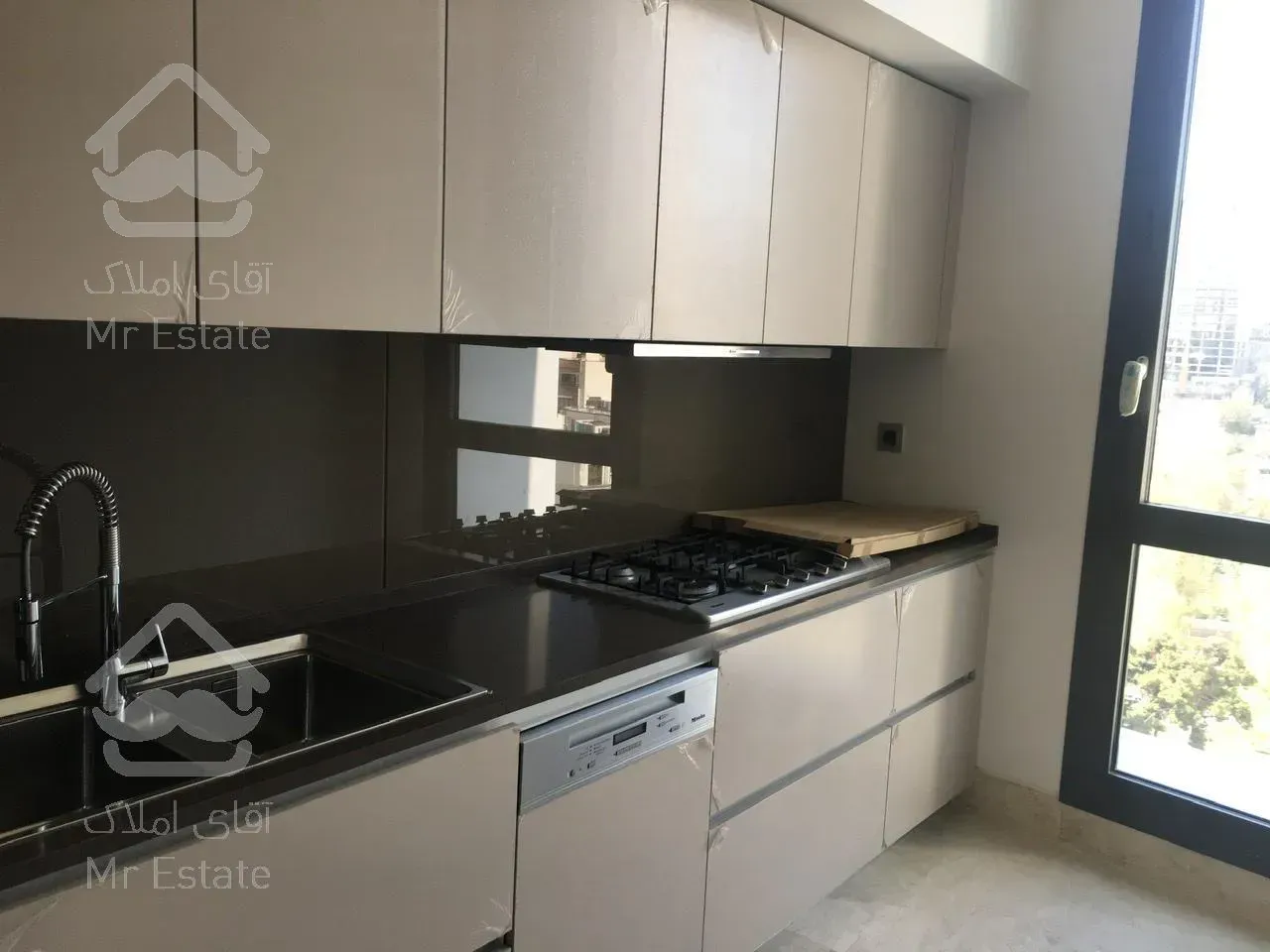 نیاوران، ۴۳۰ متر لوکس ترین سازه شمیران