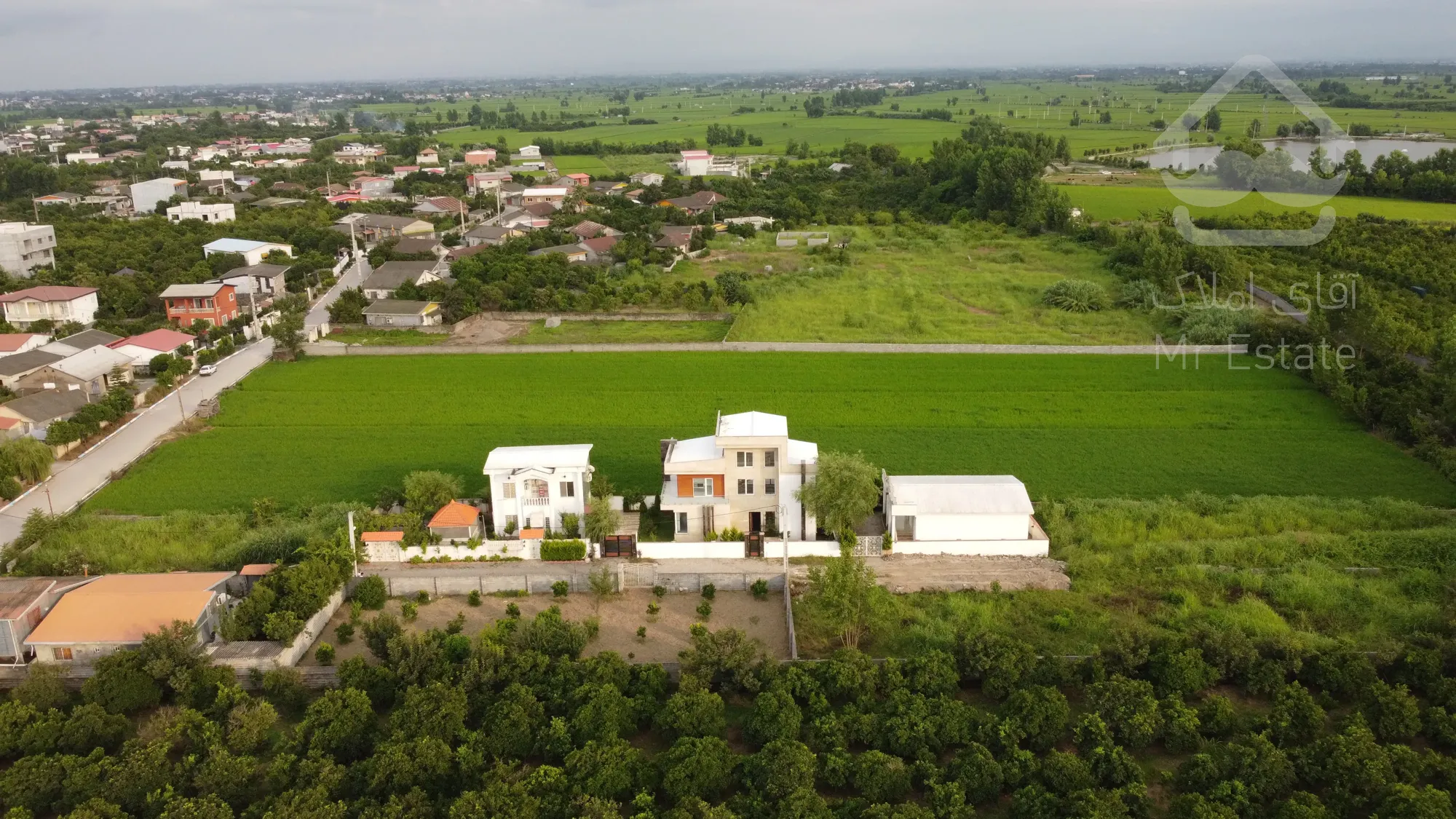 ویلا تریبلکس مدرن نزدیک دریا و جنگل