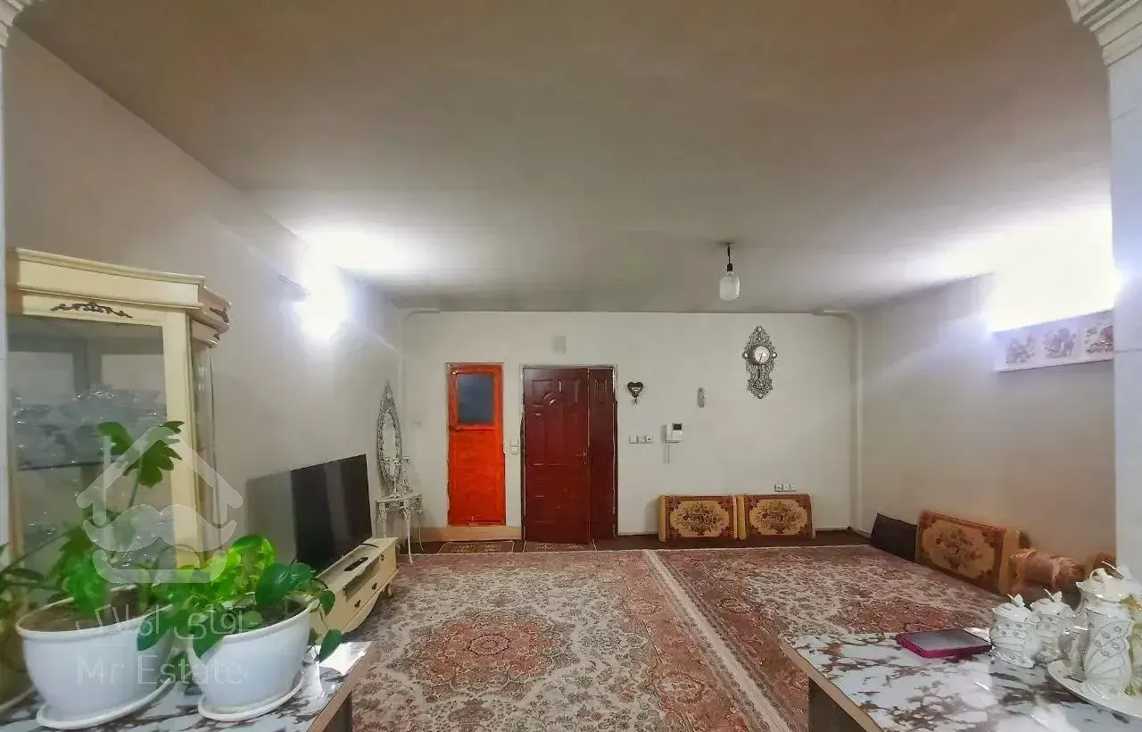 واحد ۶۵ متری ،طبقه اول ،نزدیک مترو و بی آر تی