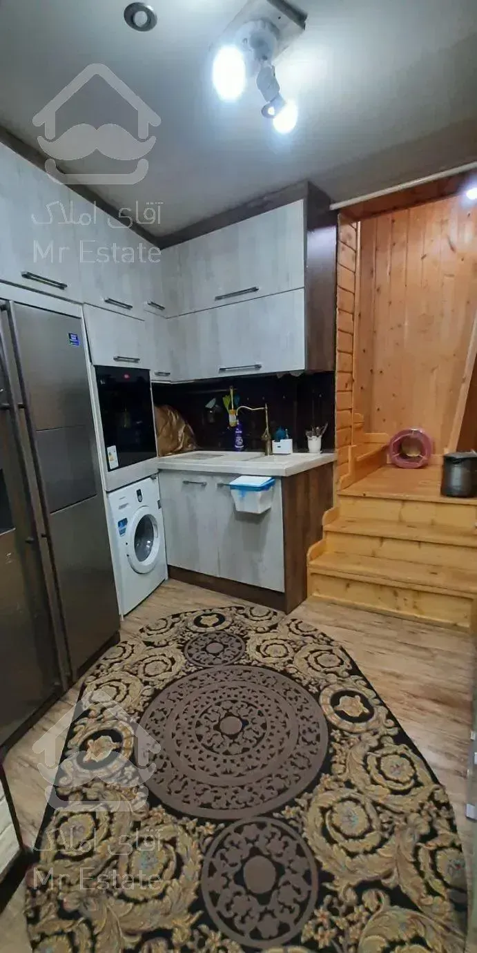 ویلا چوبی جنگلی با آبشار داخل پذیرایی