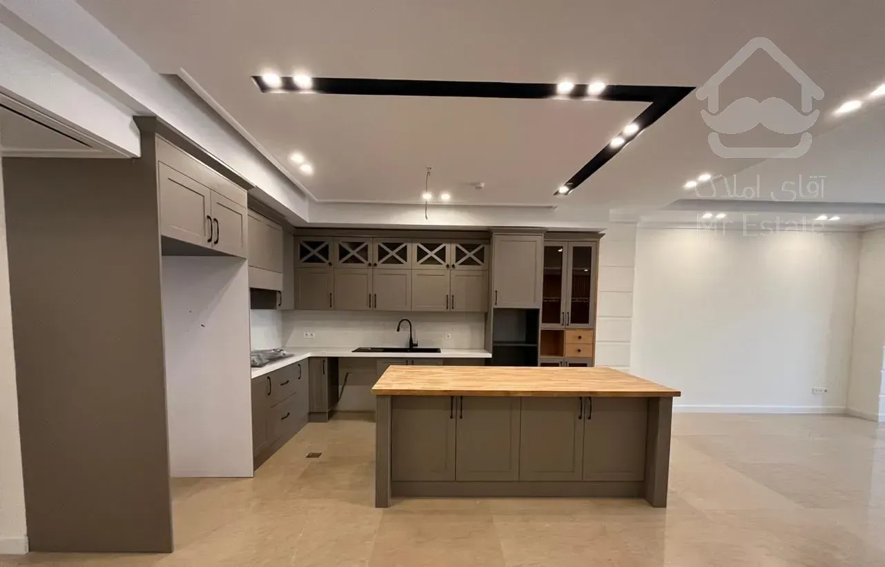 ۱۳۰ متر سه خوابه/ ورودی لابی / ویو بدون مشرف