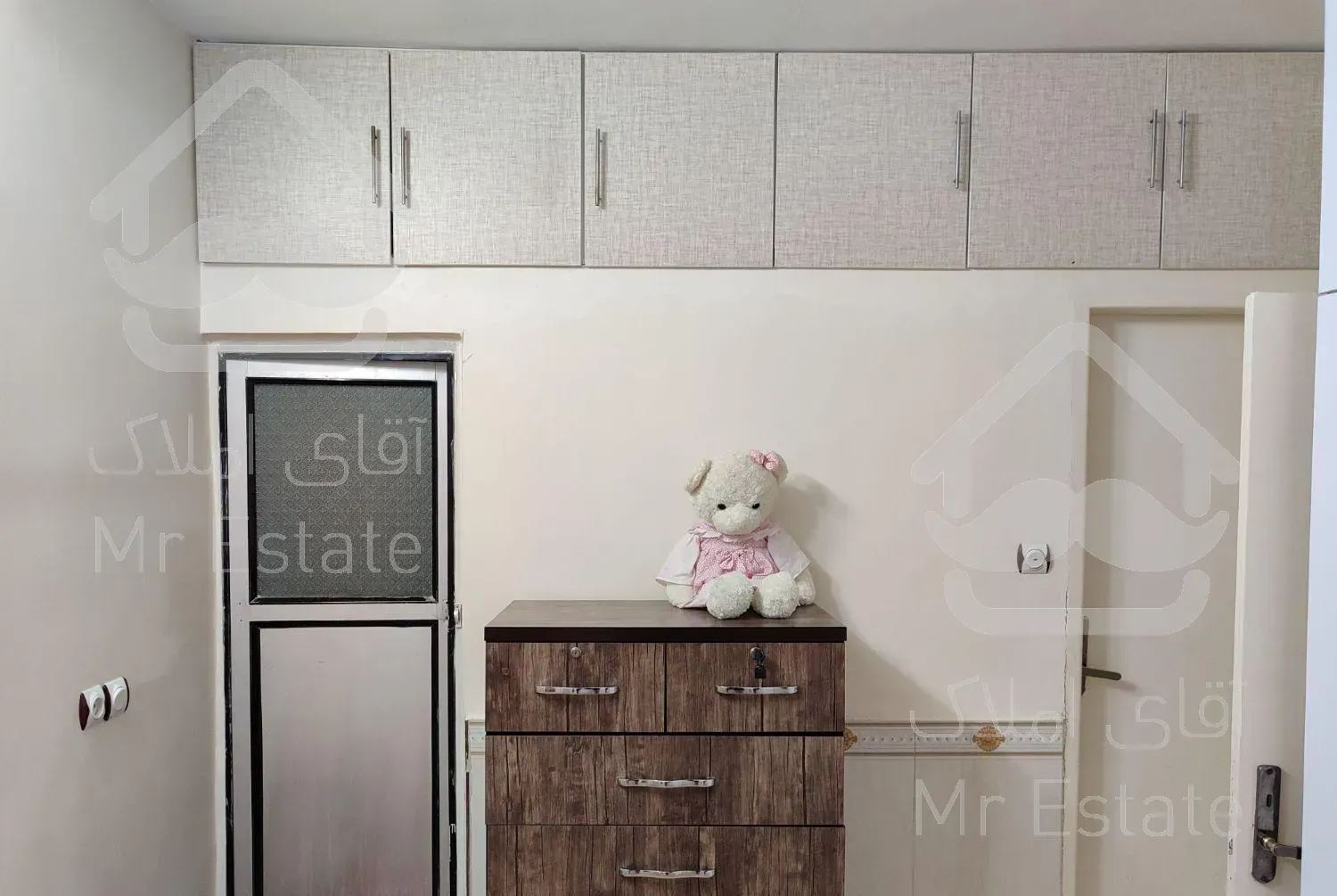 آپارتمان 3طبقه 6واحدی روبه نما تمیز بازسازی شده