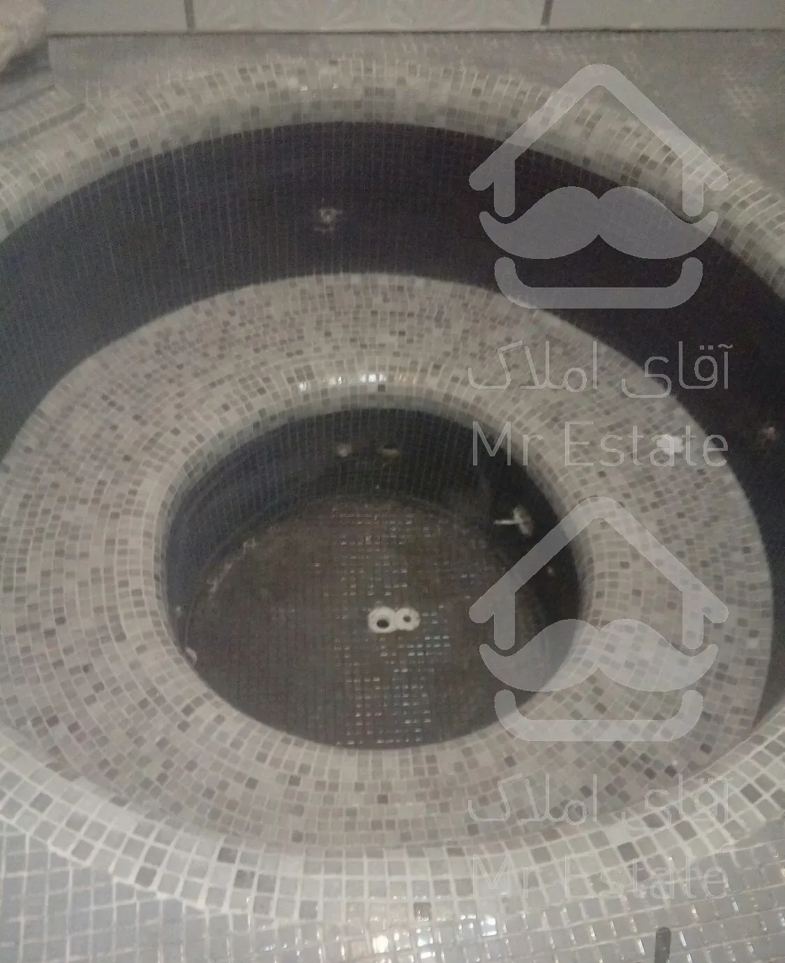 کاشی کاری استخر