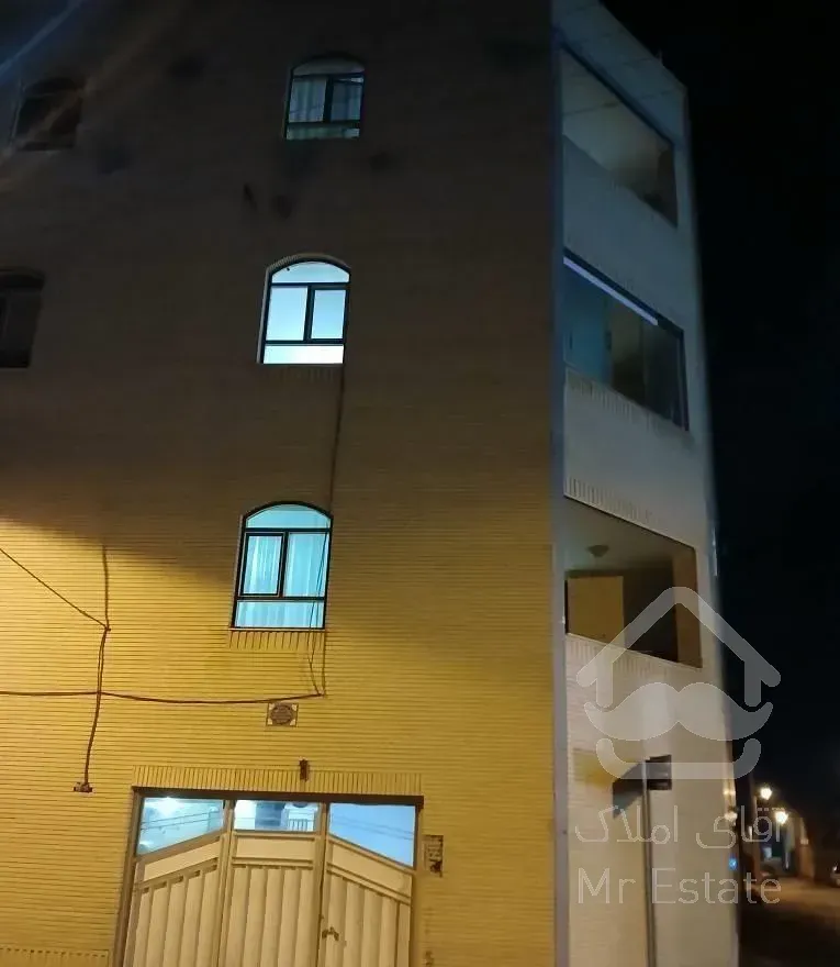 آپارتمان با آسانسور،پارکینگ و انباری بالامحله