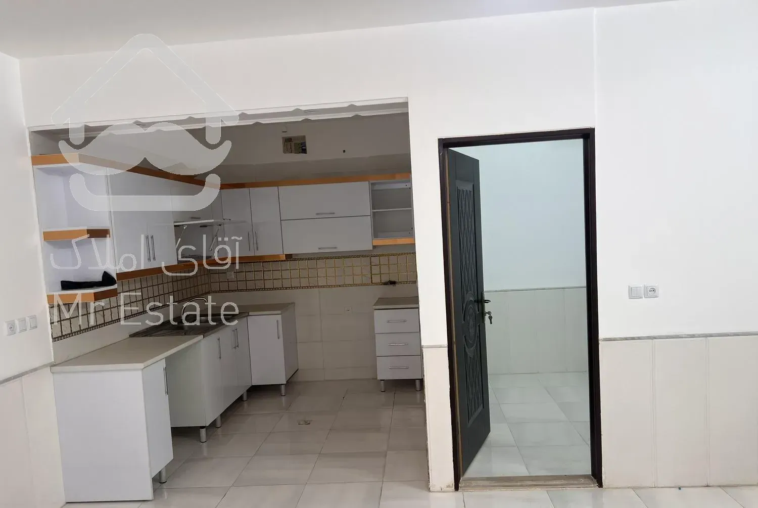 یک واحد نقلی در خیابان سلامت