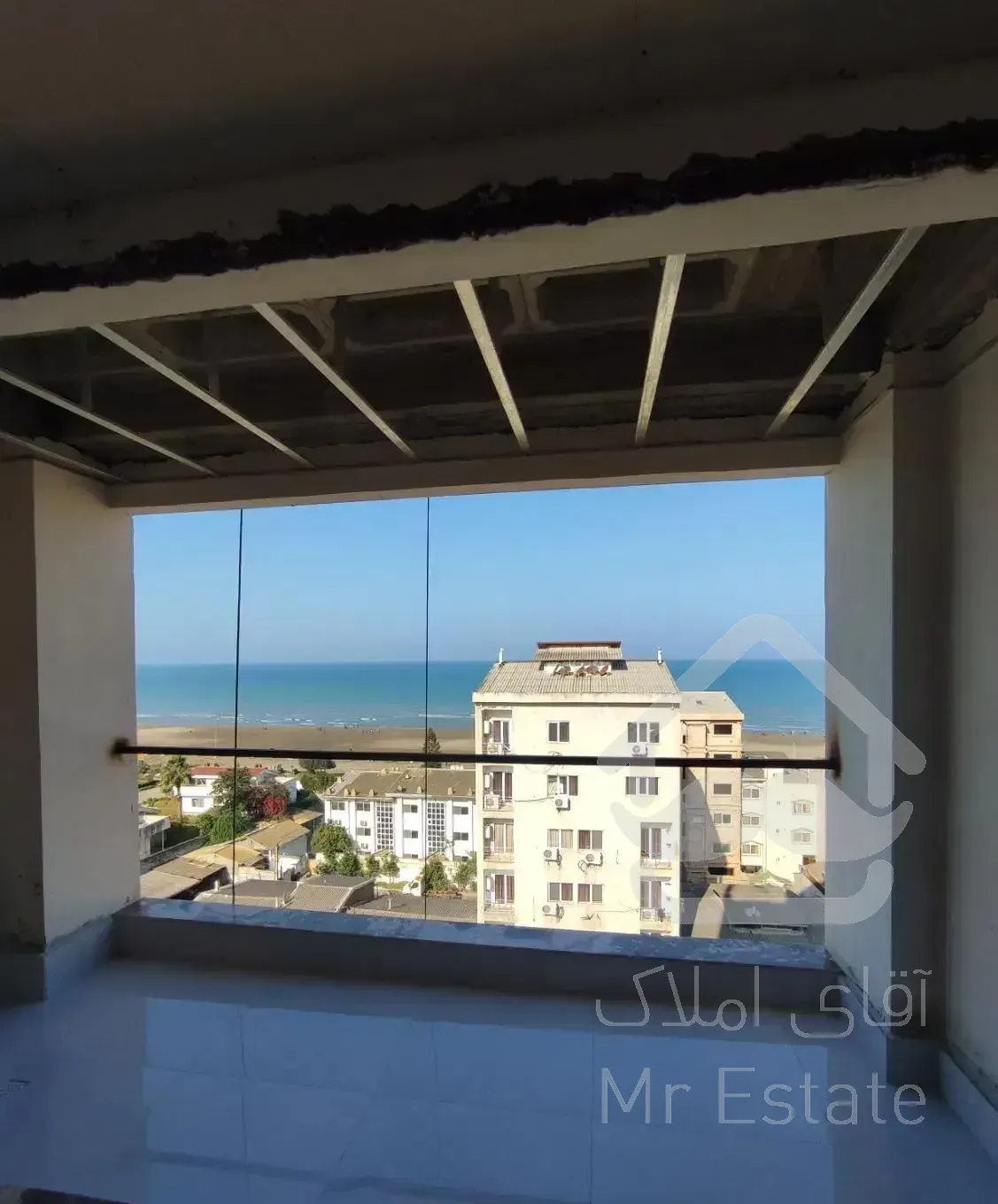 آپارتمان ساحلی با تراس مشرف به دریا