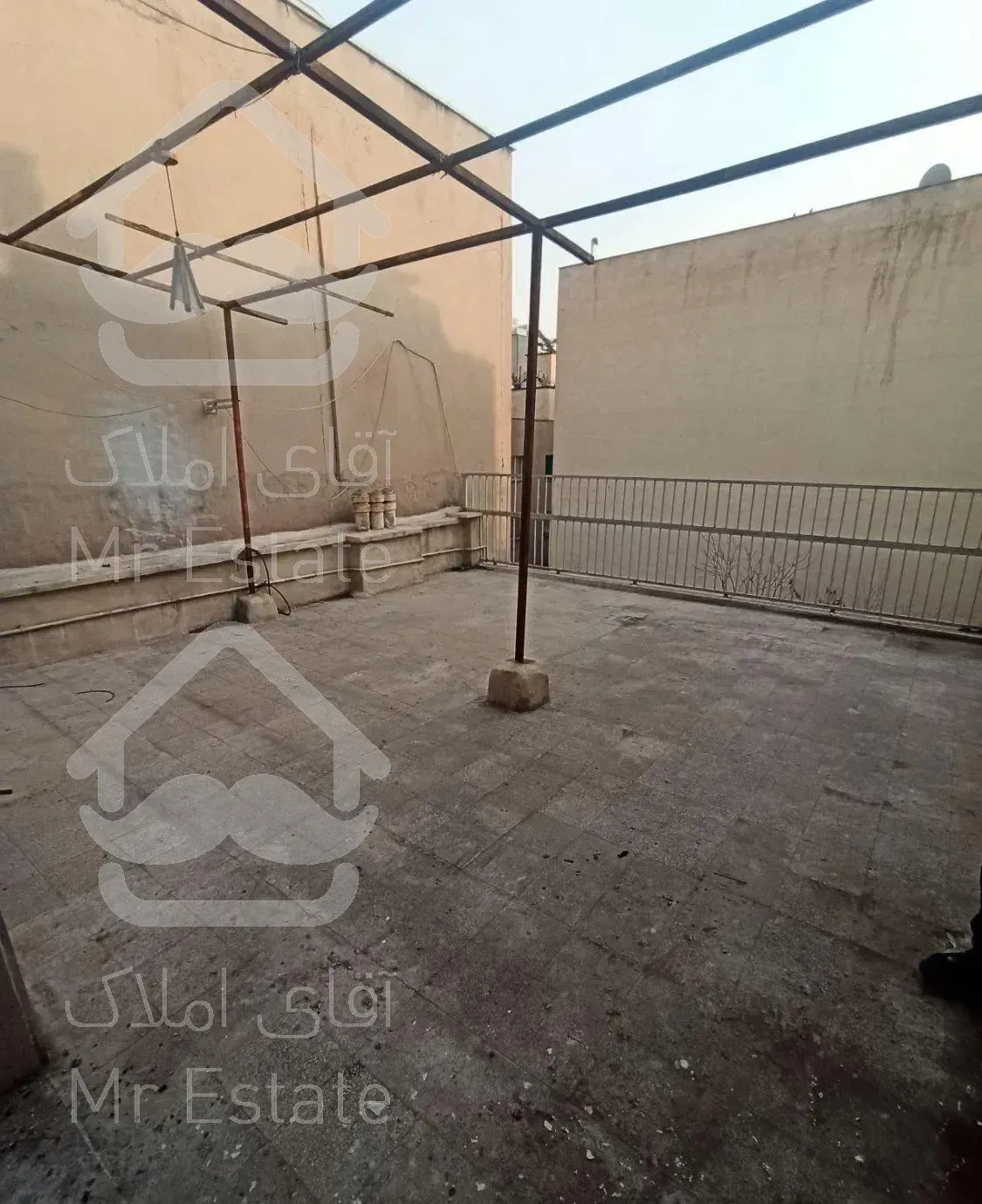 ۷۷ متر تک خواب با حیاط ۵۰ متری دراختیار در سنایی