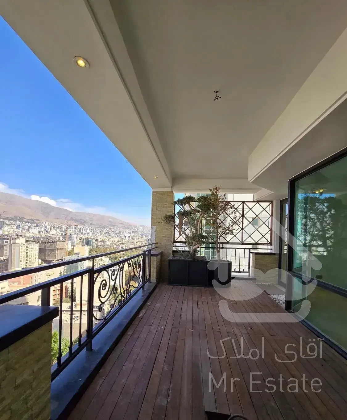 فرشته ۳۳۰ متر برج