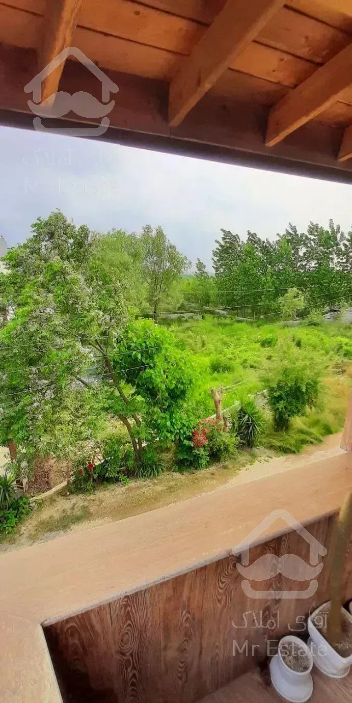 ویلا چوبی جنگلی با آبشار داخل سالن پذیرایی