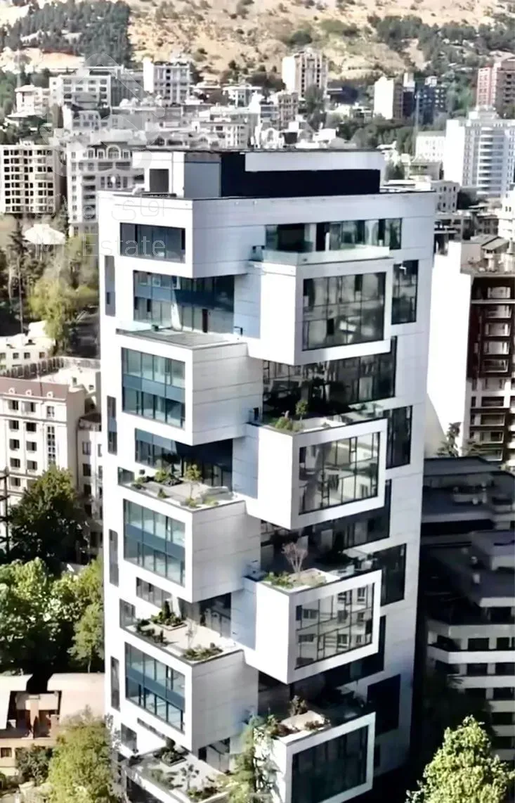 برج باغ مدرن با ویوو شهر و کوهستان