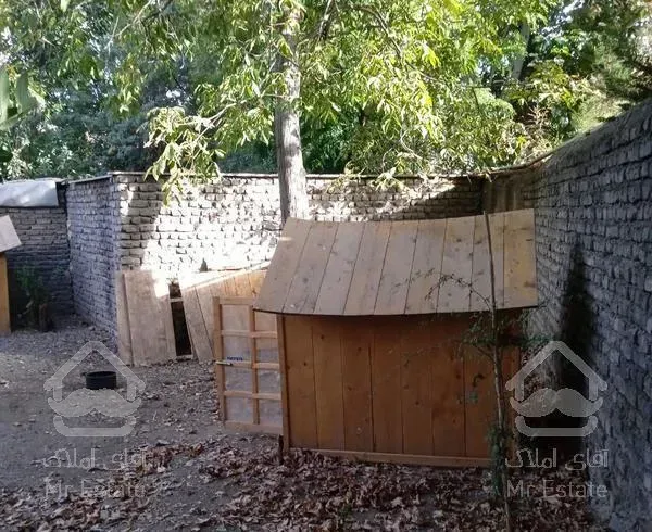 ۳۰۰متر چهار دیواری  دارای باغچه و۵۰متربنا.