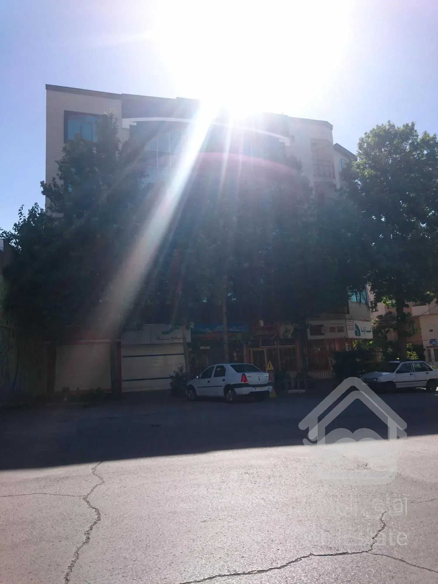 همدان. ارامگاه بوعلی مقابل شرکت فرش