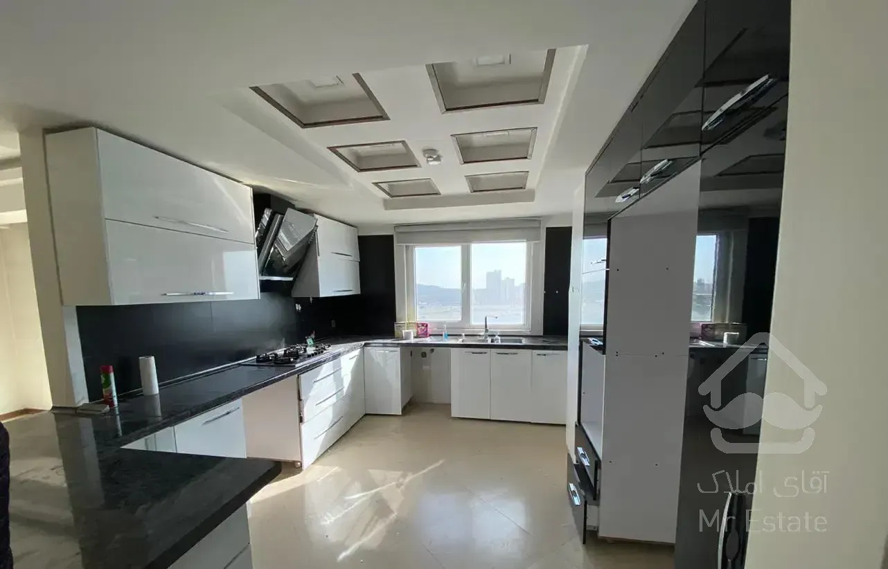 ۱۳۳ متر برج لبخند ۱ / ویو دریاچه / شخصی ساز