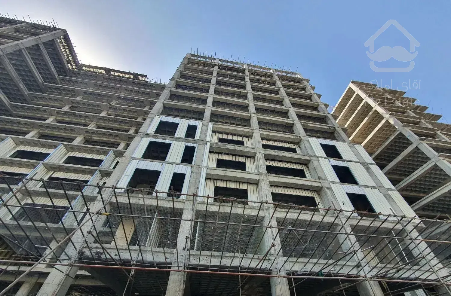 فروش واحد۱۱۳متری طبقات بالا تریتیومVIP خیابان گلها