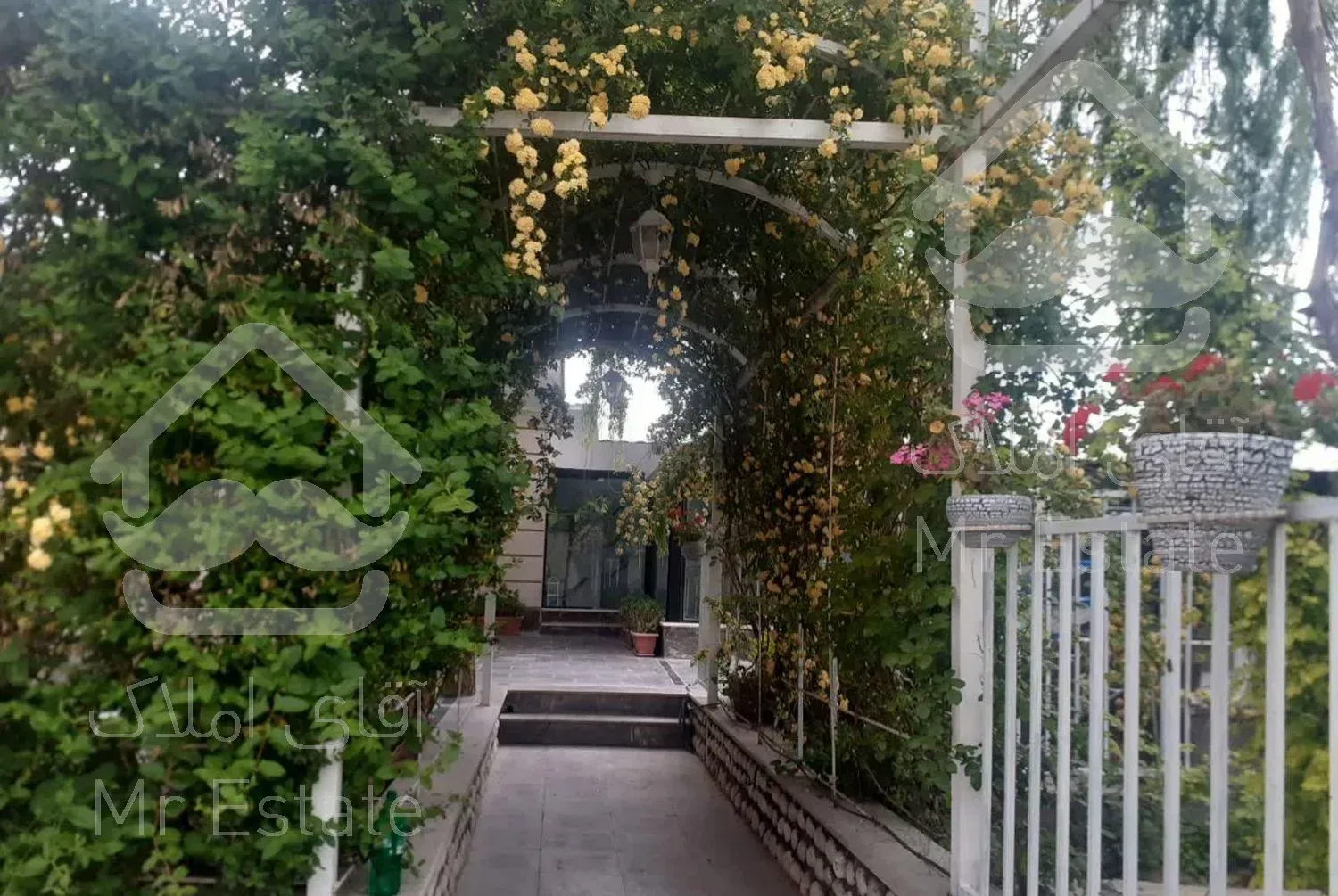 خانه باغ در شهر ماهان با استخر آب گرم سر پوشیده