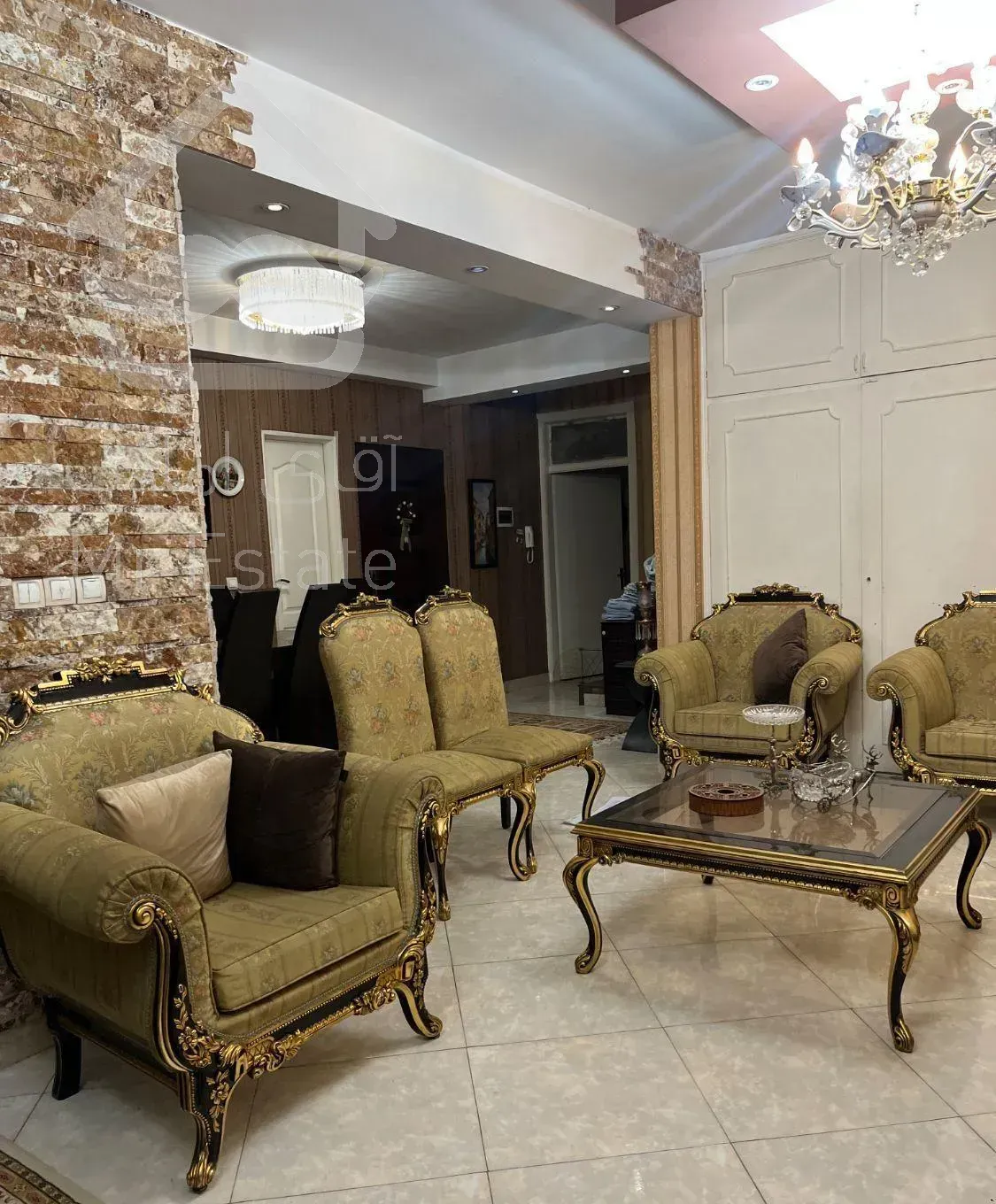 آپارتمان با حیاط اختصاصی