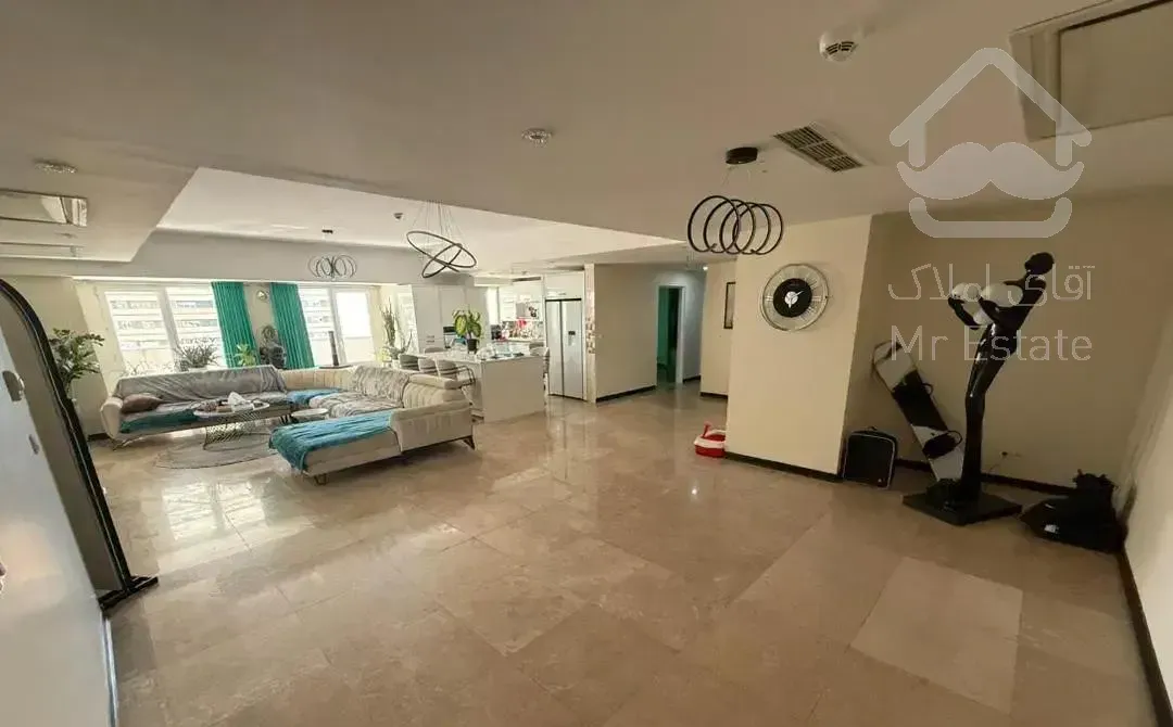 آپارتمان ۲۰۰ متری / سه خواب / تراس بزرگ