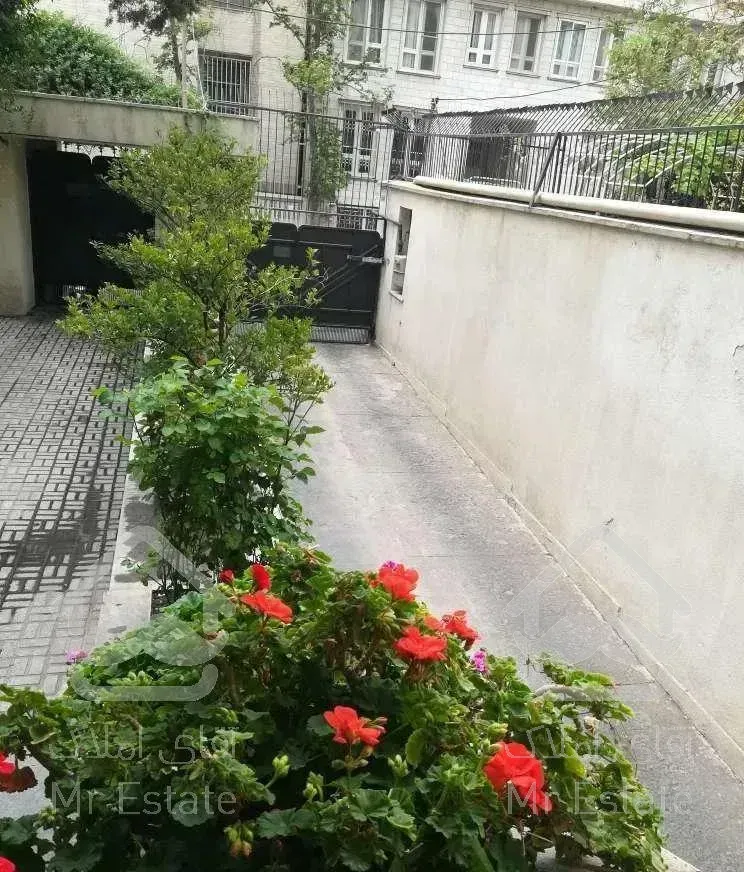 120 متر 2 خواب، ورودی از حیاط سرسبز، جردن امانیه