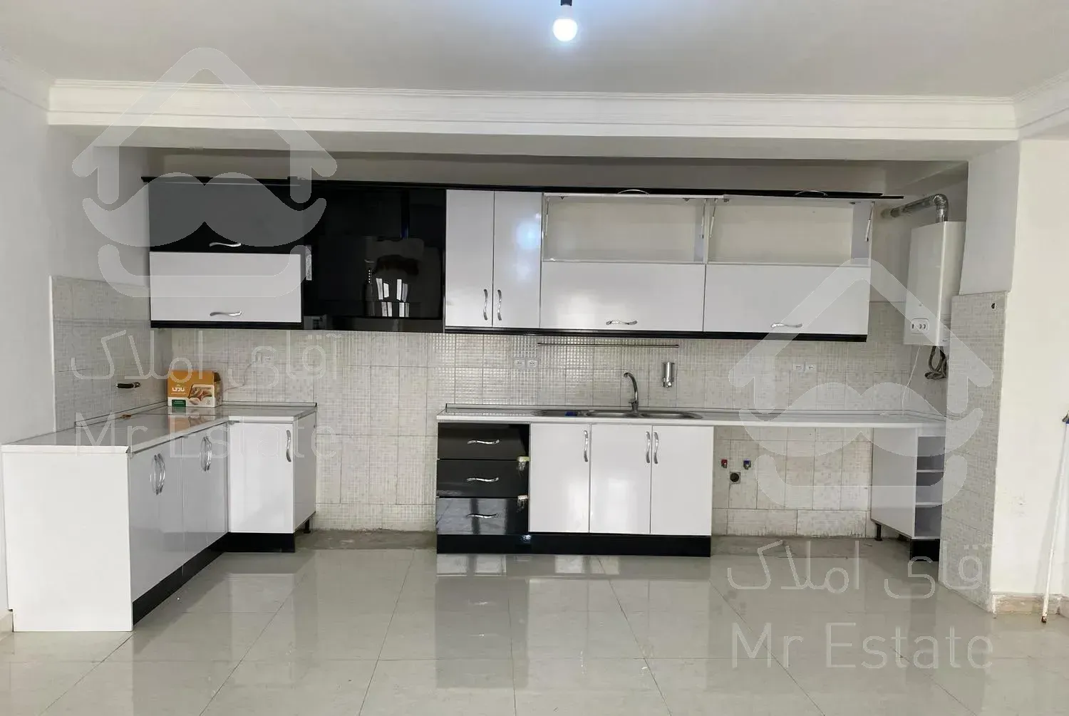 ۹۰ متر دو خوابه تمیز در بر خیابان اصلی خرم آباد