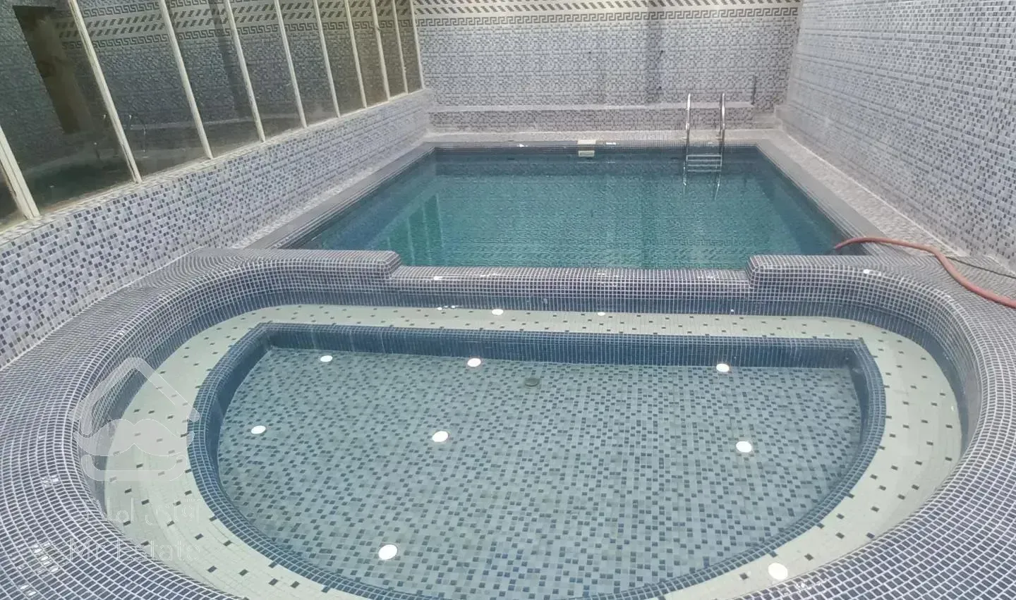 استخر آب گرم داخل ساختمان ویلا