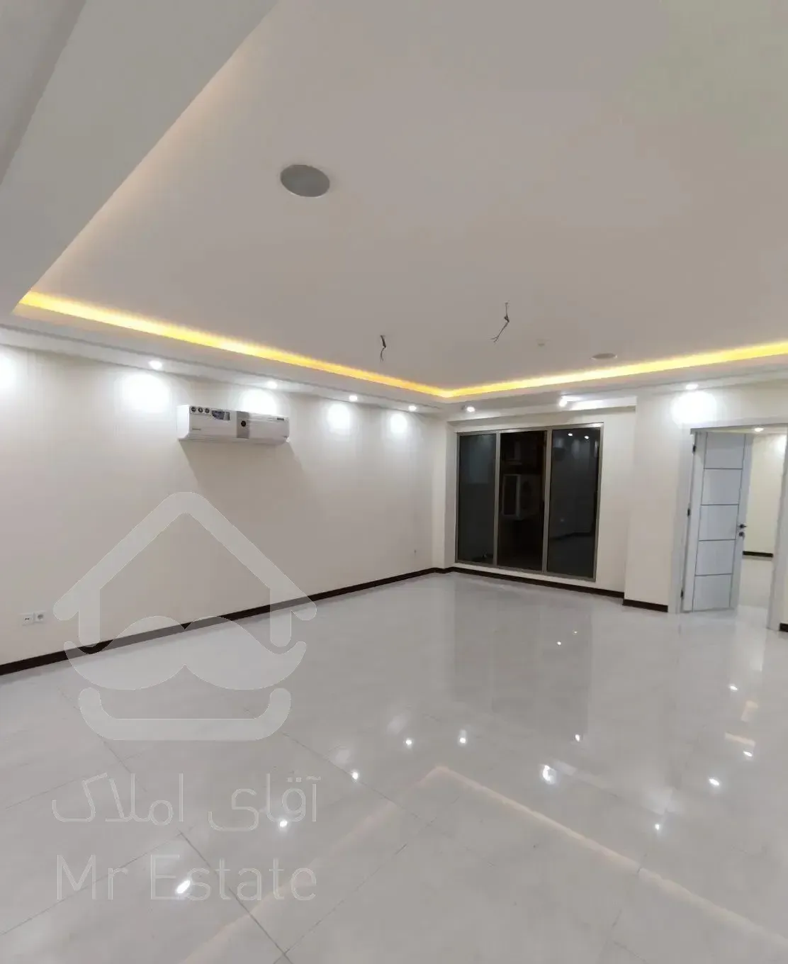 سه خوابه/سالن رو به نما/تاپ لوکیشن/اقای ملک