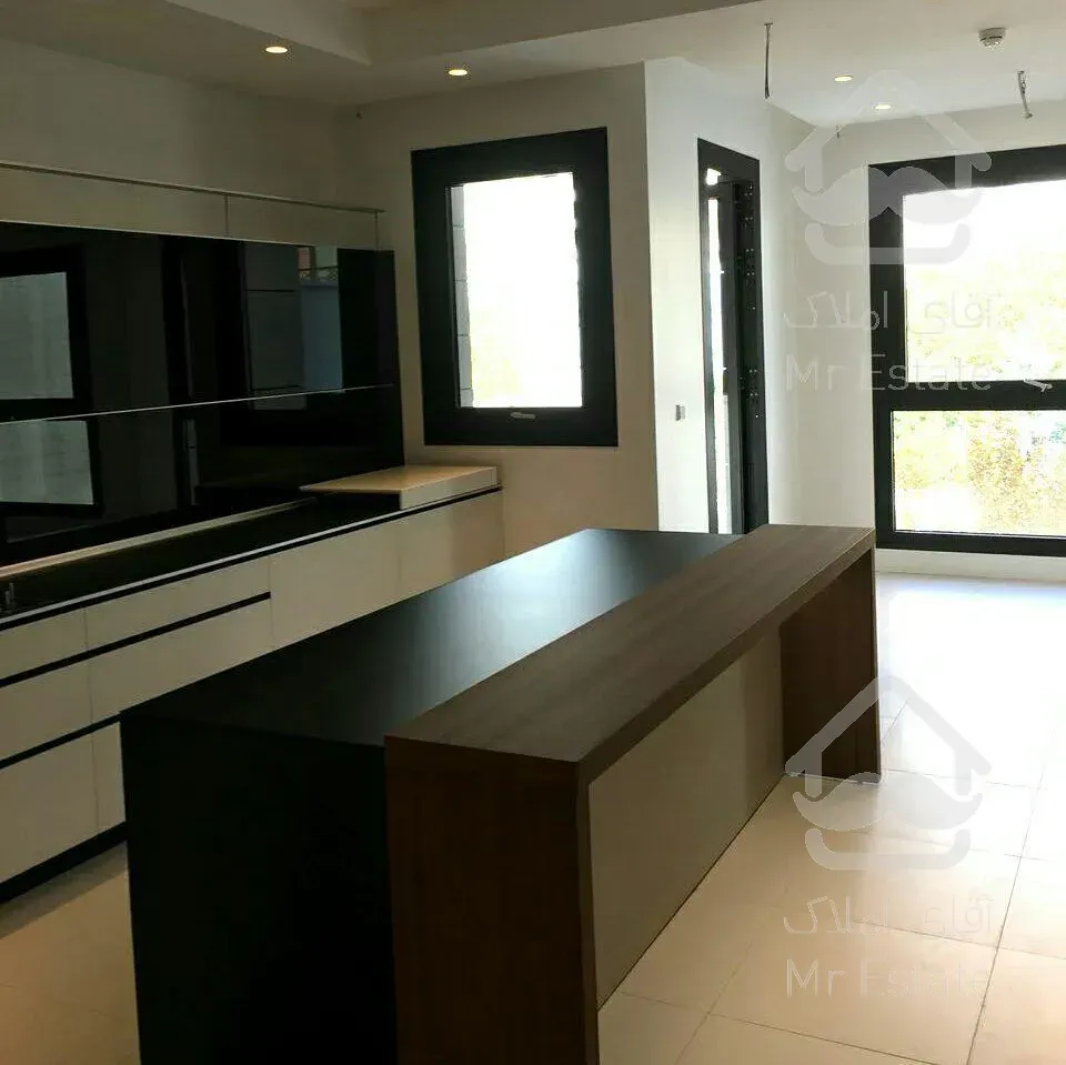 300 متری فرمانیه