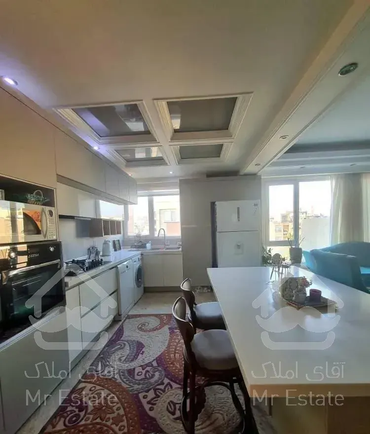 ۱۰۵ متر / دو خواب / غرق نور