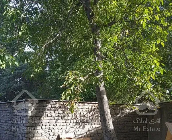 ۳۰۰متر چهار دیواری  دارای باغچه و۵۰متربنا.