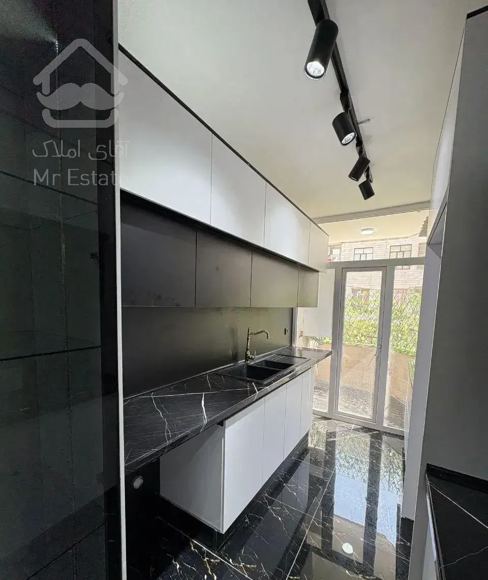 آپارتمان 73متری با 10متر حیاط اختصاصی و کافه بار