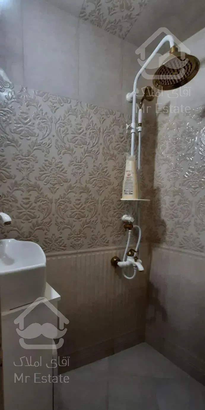 ویلا چوبی جنگلی با آبشار داخل سالن پذیرایی