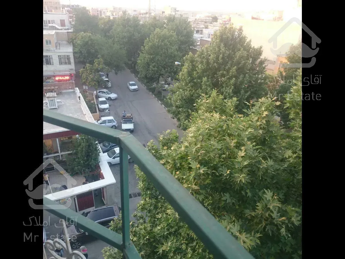 همدان. ارامگاه بوعلی مقابل شرکت فرش