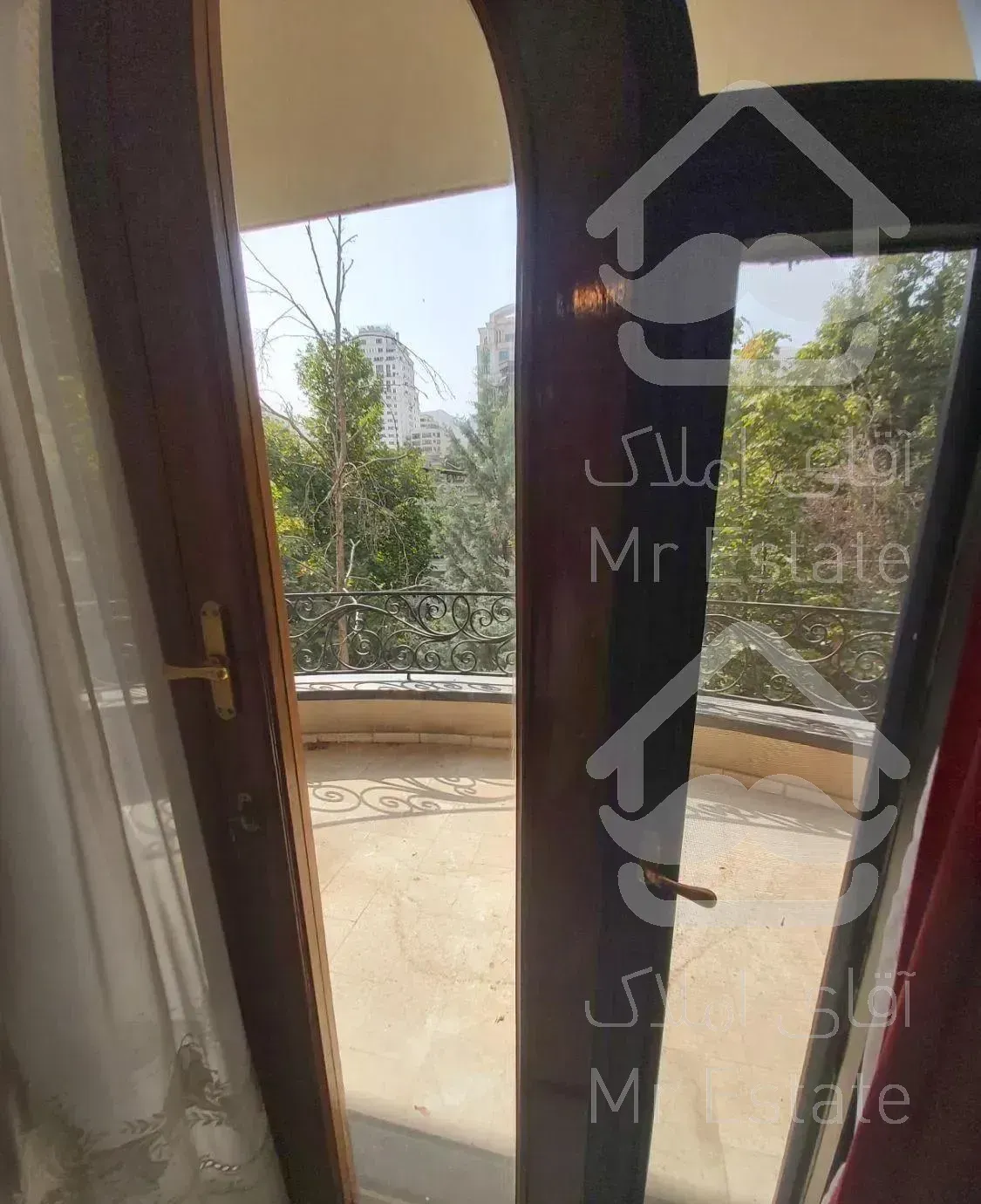 ۲۵۵ متر  ۴ خواب   سوئیت مجزا  ۲پارکینگ تاپ لوک