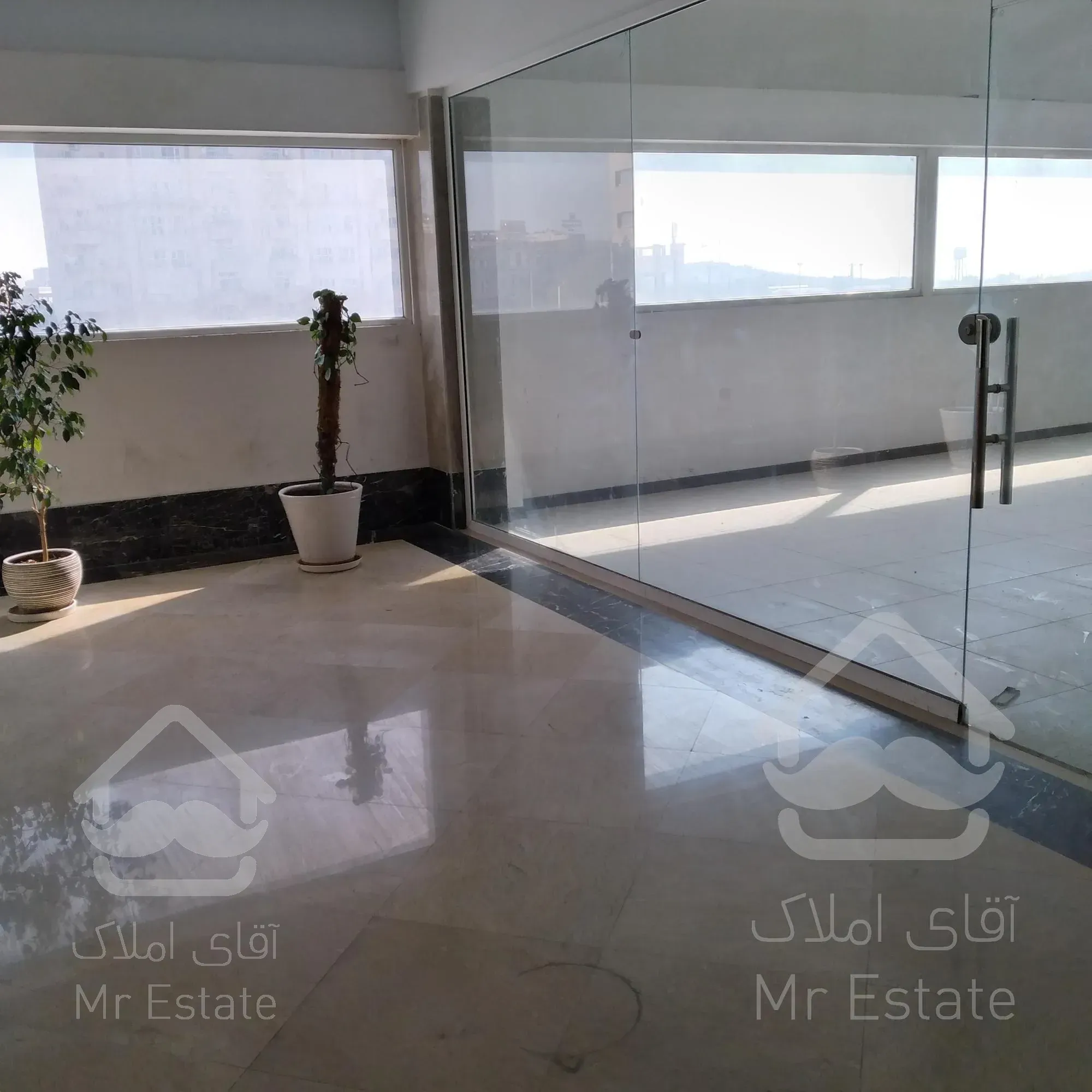 ۴۶ متر مجتمع تجاری دم دریاچه