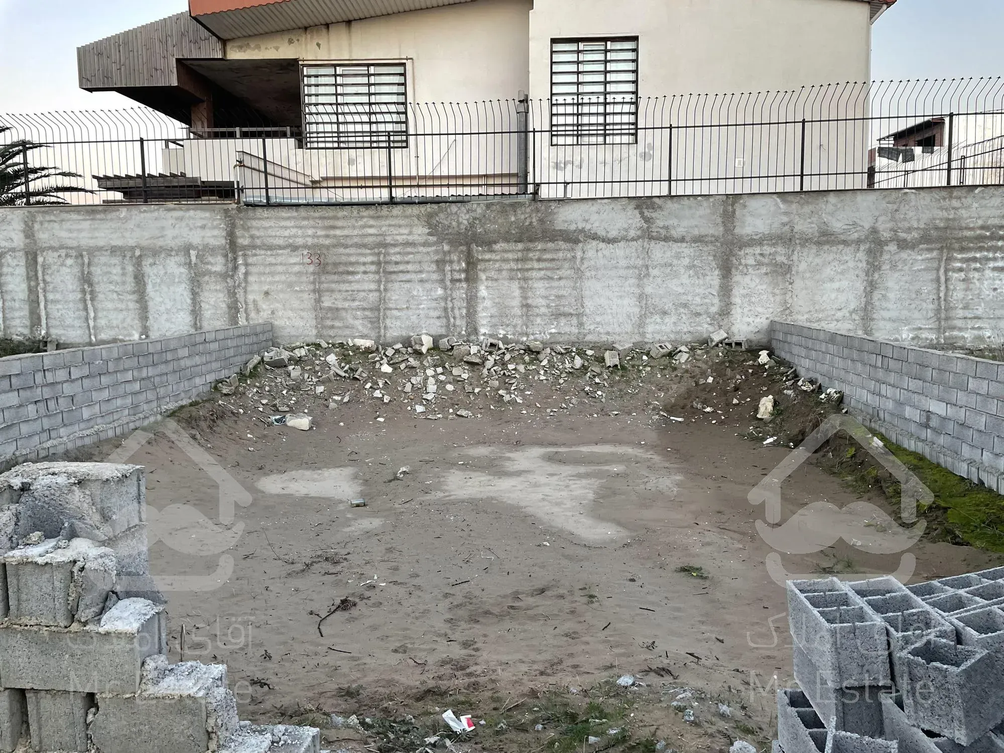 زمین ۱۲۵متری درفاصله ۵۰ متری از دریاهمانطور ک مشخصه در موقعیت مکانی عالی قرار داره بهترین مکان برای ویلا سازی ساری