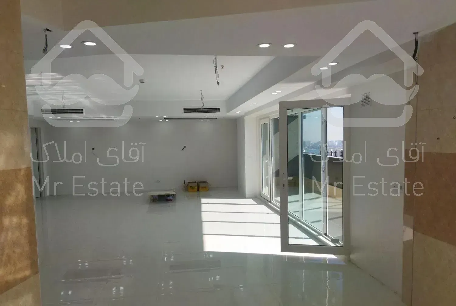 ۲۳۰ متر/برج ۴ خواب/نورگیر ۲ طرف/ویو دریاچه چیتگر