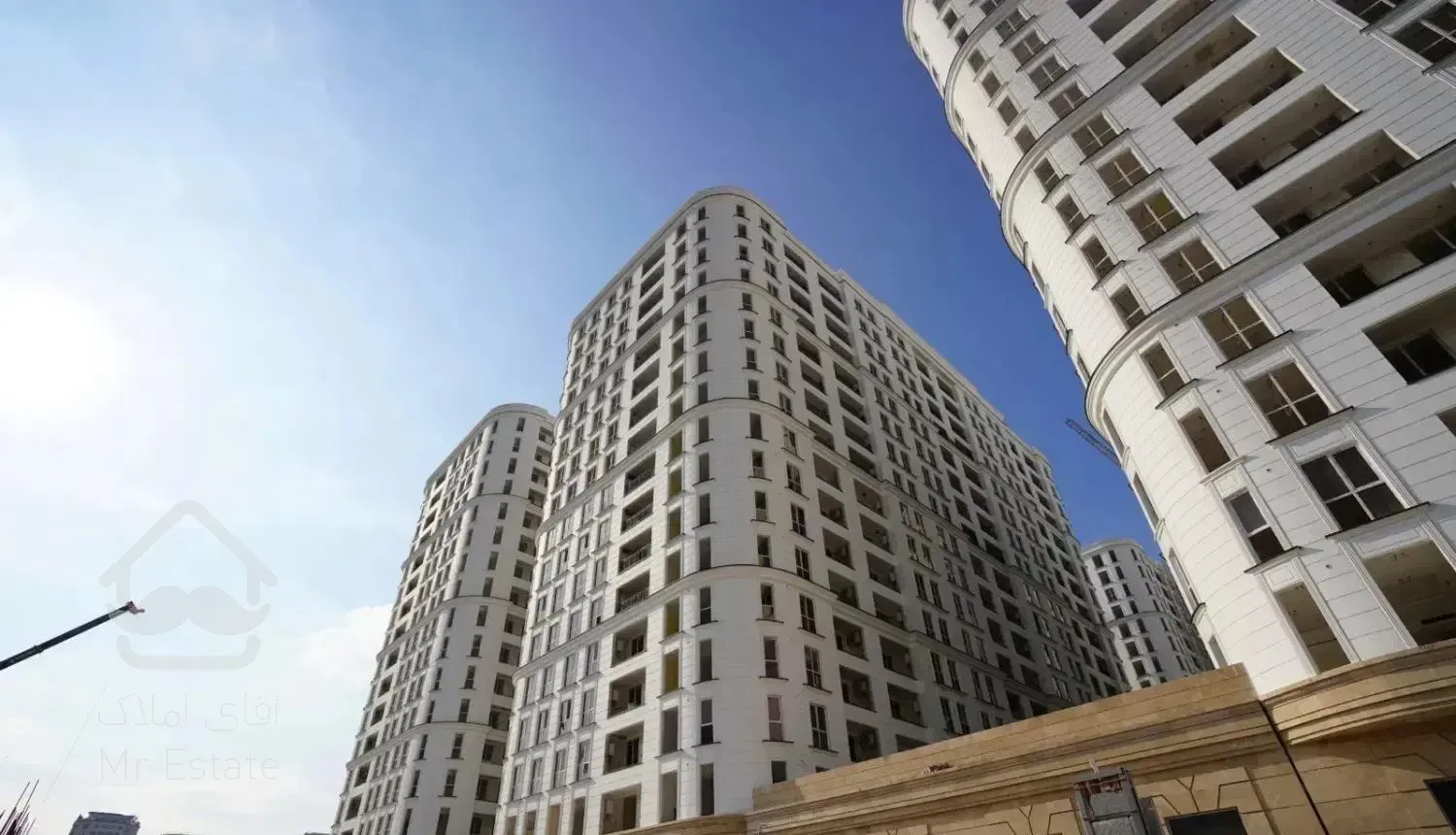 ۸۲متــر برج‌باغ‌ رونیکا (دفتر فروش مستقر در پروژه)