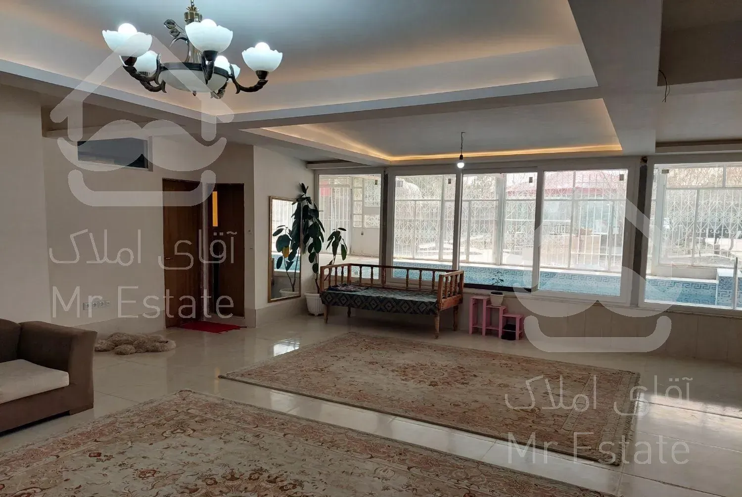 ویلا نوساز با استخر اب گرم سرپوشیده ، داخل شهر