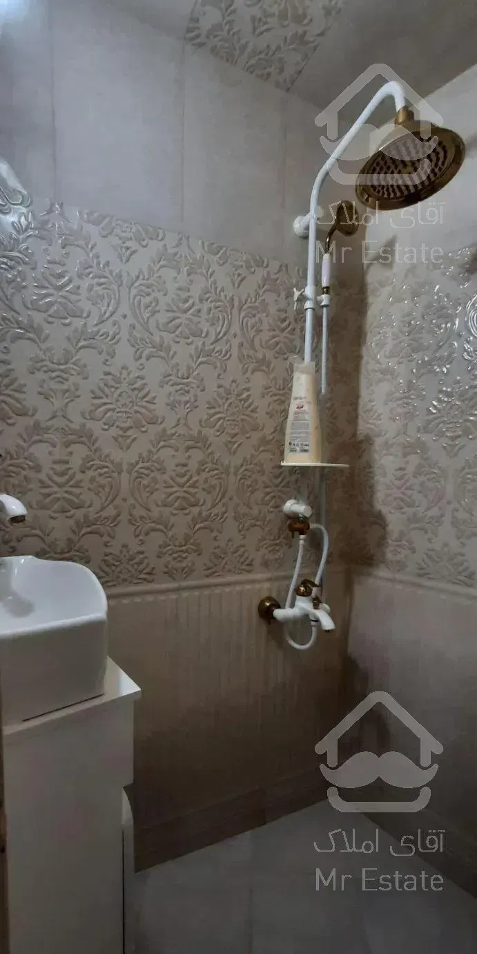 ویلا چوبی جنگلی با آبشار داخل پذیرایی