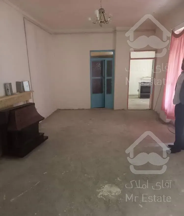 خانه حیاط دار ۳۲۰ متر با بنای ۱۴۰ متر